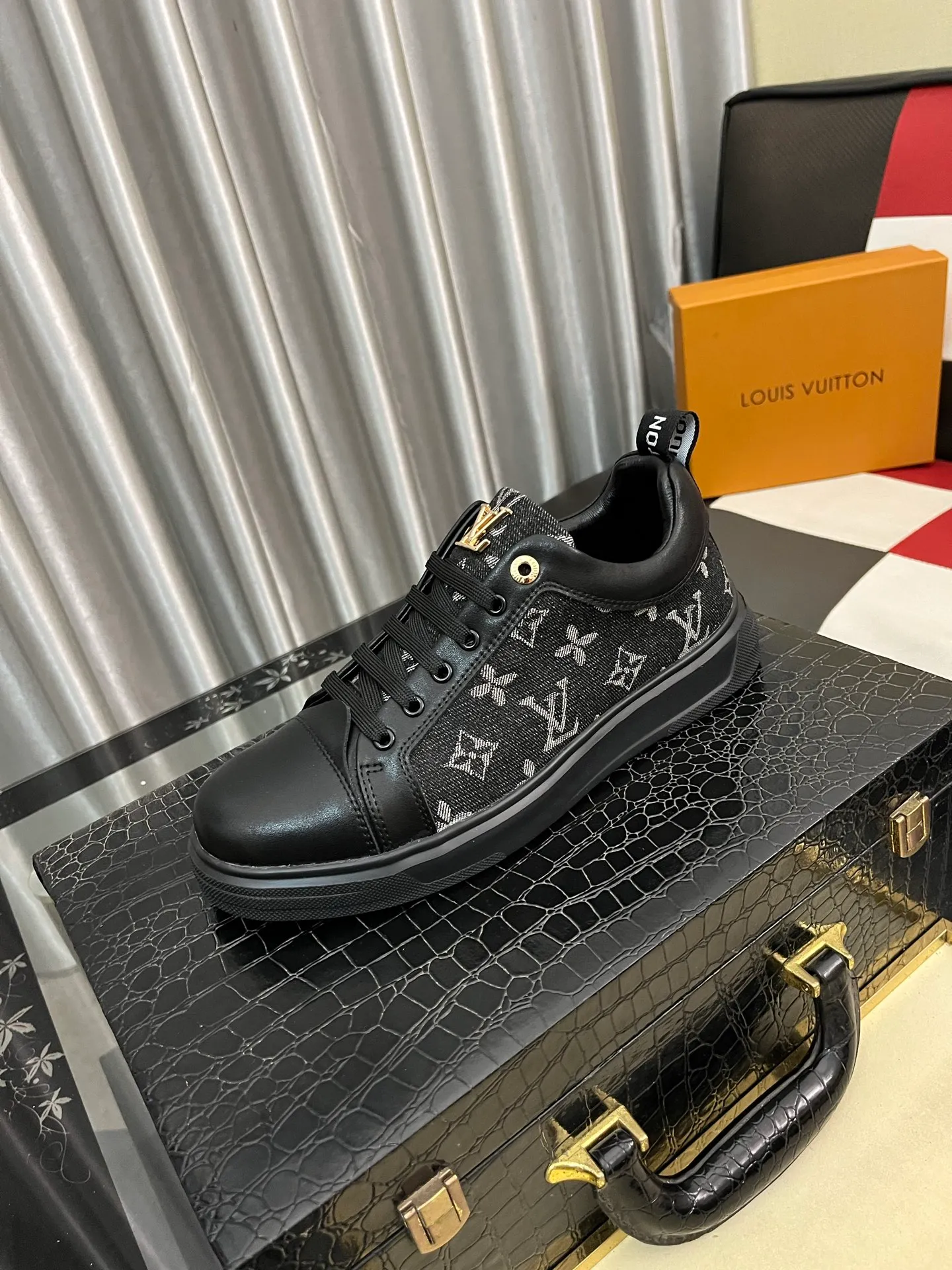 Men's shoes 💰400⌚️⌚️《Louis vuitton/LV Louis Vuitton》original quality.~ Unique modern style sneakers. 🏃A must-have casual shoe for trendy men😍😍 Original brand imported from Italy, imported original leather, cowhide lining (refuses to discolor and grind feet) sole: original sole provided by the original factory, French lazy style design ⚠️Fit to the feet, original quality, super comfortable original sole. Code number: 38-443️⃣Colors available
